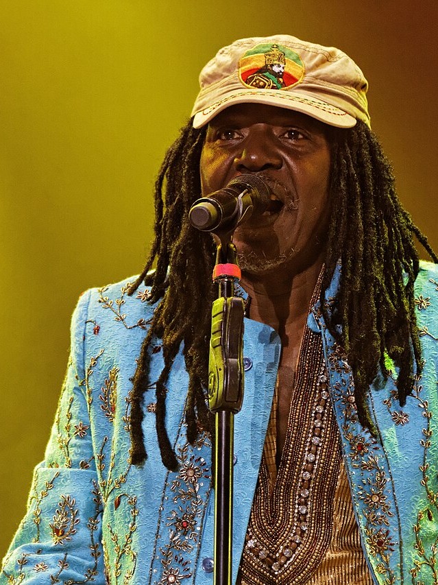 Alpha Blondy sur scène, photographie de Thesupermat (recadrage : Infosdebabi)