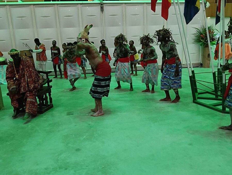 Danse traditionnelle ivoirienne photographiée à Abidjan en 2025, hors FIACC