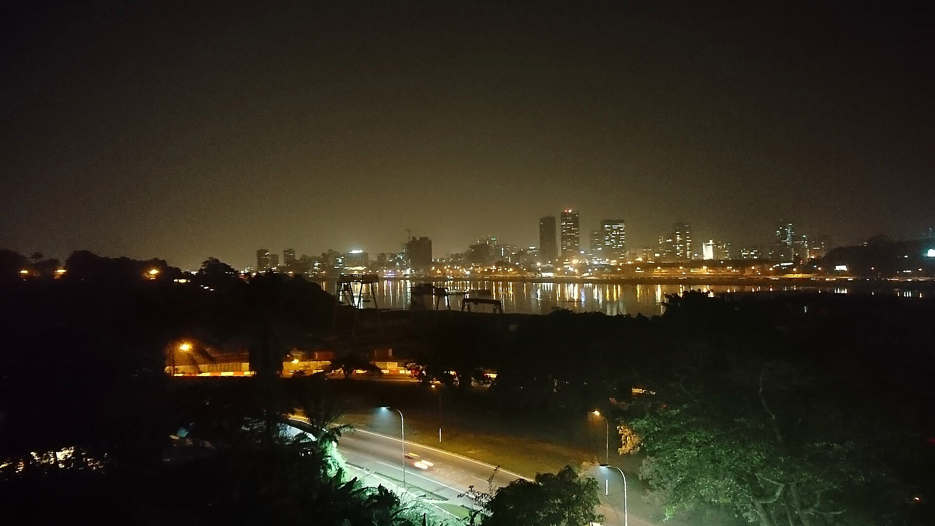 Le quartier du Plateau à Abidjan vu de nuit